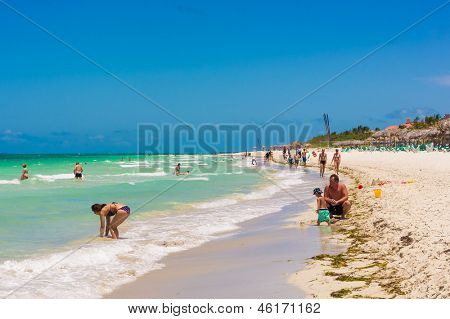 VARADERO, CUBA-maj 19: lykkelig familie nyder stranden kan 19,2013 i Varadero.With den voksende flow o