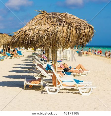 VARADERO, CUBA-maj 19:Vacationers solbadning på stranden kan 19,2013 i Varadero.With den voksende fl