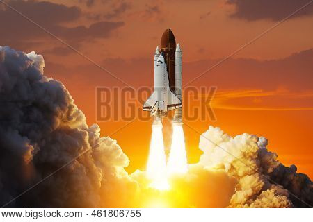 Spaceship Lift Off. Space Shuttle With Smoke And Blast Takes Off Into Space On A Background Of Sunse