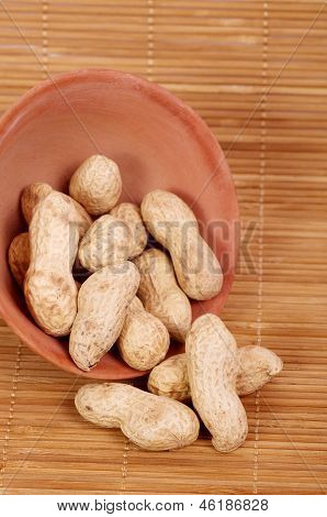 Gustose nocciole su fondo in legno
