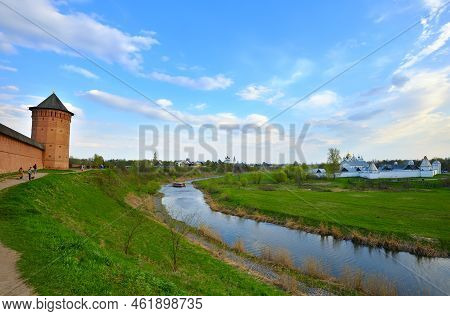 Suzdal, Russia, 05.09.2022. At The Walls Of The Spaso-evfimiev Monastery. High Bank Of The Kamenka R