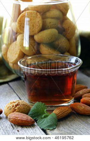 Dezertní likér Amaretto mandlové sušenky (amarittini) a ořechy