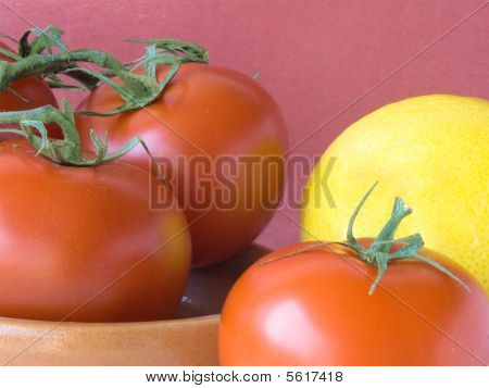 Citron et quelques tomates.