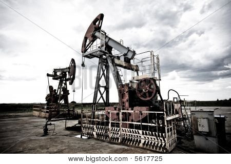 Pompa olio nel campo