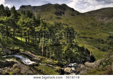 Rute op til Cwm Idwal leder ned til Ogwen-dalen