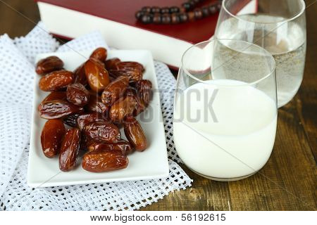 Konzeptionelle Foto des Ramadan Essen: Termine Palm, Milch und Wasser