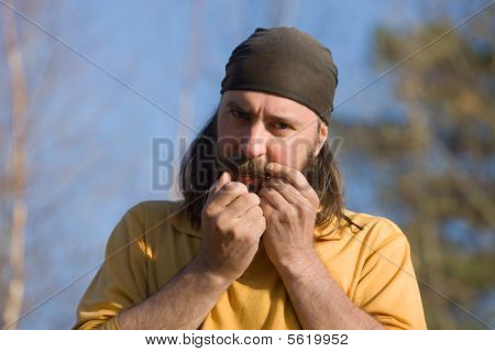 Homem jogando em Jew's-harp
