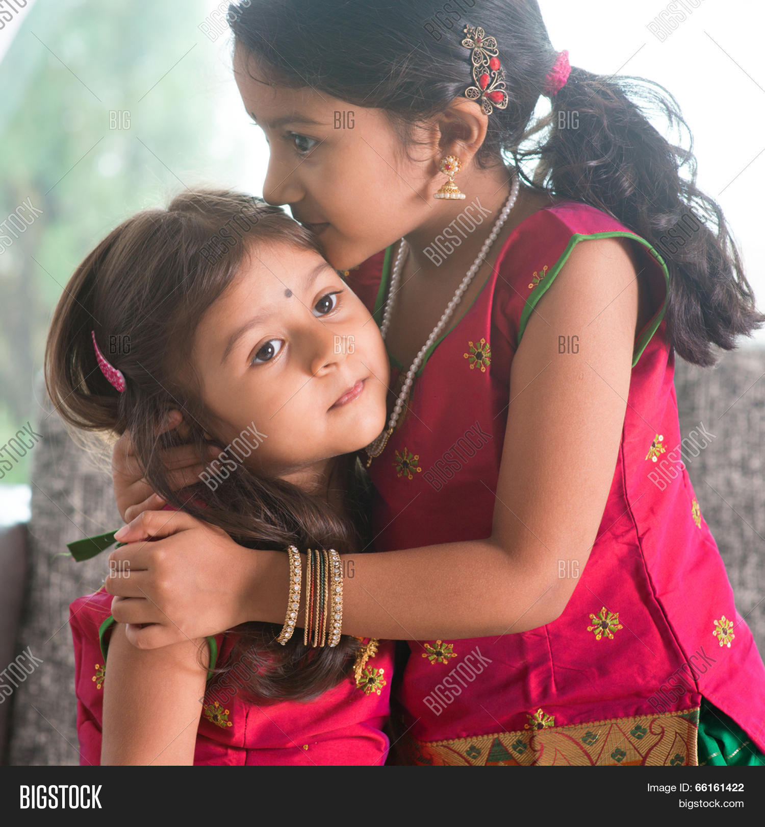 Indian sister. Девачкиподросткилезби. Indian siblings. Мама дочка внучка в Красном Сари Индия. Как индийская девушка целует другую девушку.