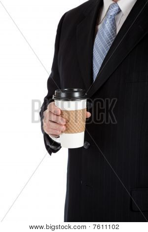 Un uomo d'affari tiene una tazza di caffè