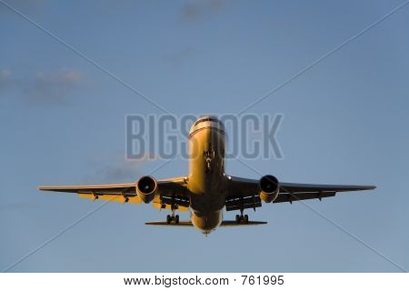 Atterraggio Airbus al crepuscolo