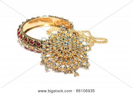 Wedding gold jewelry for Indian bride