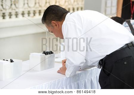 SINGAPORE - MARCH 23 : Visitors paying last respect and writing tribute to the late ex prime minister of Singapore, Mr Lee Kuan . Mr Lee died due to ill health, Mar 23, 2015, Singapore 