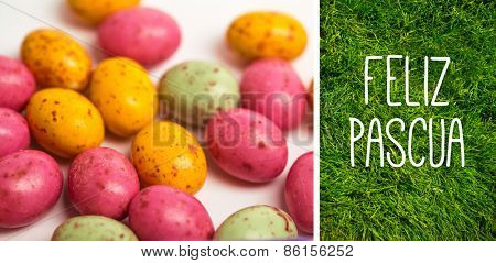 Feliz pascua against grass background