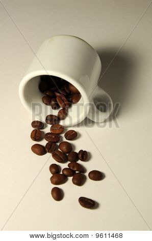 Кубок и кофейные зерна