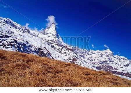 Landschaft Matterhorn Gipfel mit trockenen Wiese Seite Perspektive