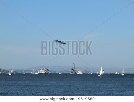 Fire blå engle flyve af en flotille af skibe i San Francisco Bay i flåden uge