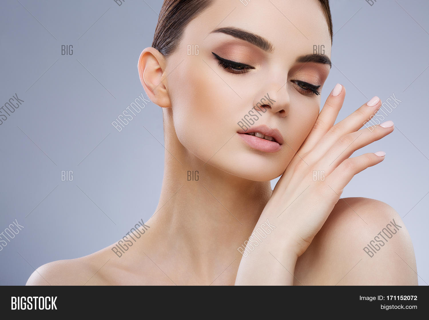 Butchart gardens канада. Serious girl типаж. Buitiful. Шатенка цвет волос. Красивое лицо девушки.