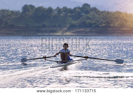 Child in the course of rowing on single.