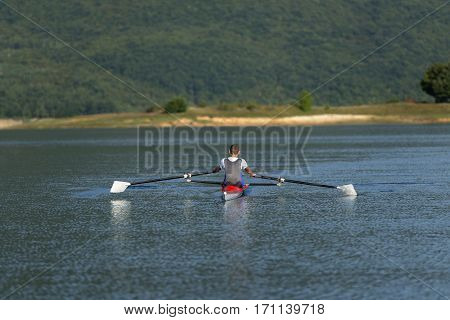 Child in the course of rowing on single.