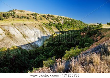 The green mountains with the clean sky