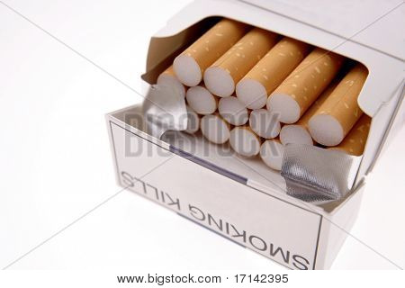 Otevřít balíček cigaret nad bílá