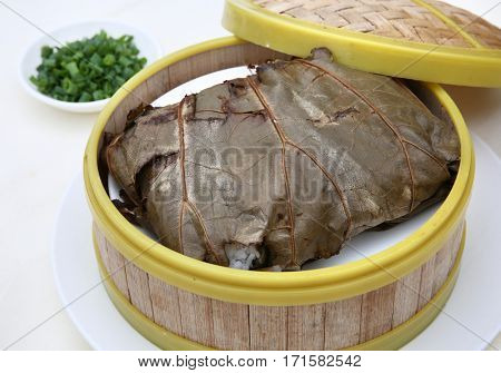 Lotus fragrance of glutinous rice chicken
