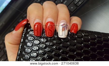 Artificial Nails Need To Be Adjusted. It Took 2 Months After Nail Extension, It Is Necessary To Make
