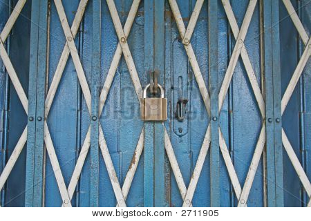 Entrada de la tienda de hierro muy segura y cerrada