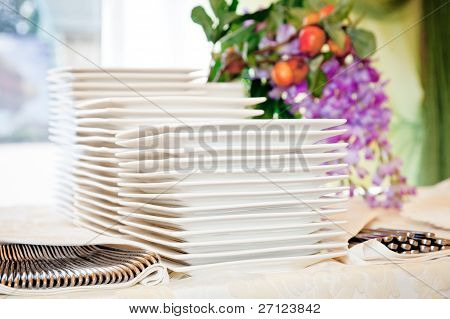 Stapel von weiÃŸen Platten