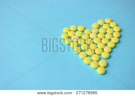 Small Medical Pharmaceptic Round Yellow Pills, Vitamins, Drugs, Antibiotics In The Form Of A Heart O
