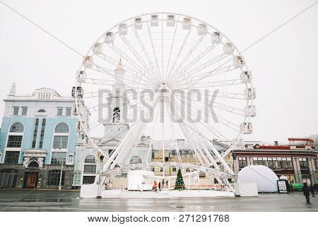 Ferris Wheel At Kontraktova Square In Kiev, Ukraine. November 23, 2018: The Ferris Wheel In The Hist