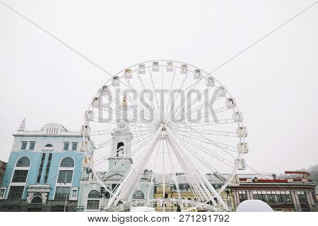 Ferris Wheel At Kontraktova Square In Kiev, Ukraine. November 23, 2018: The Ferris Wheel In The Hist