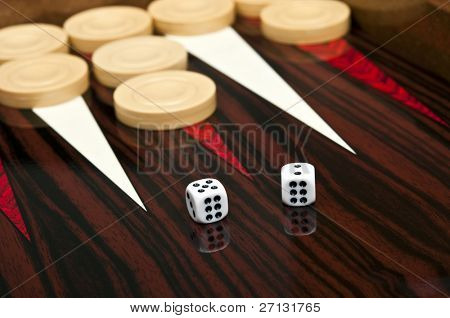 Backgammon bordet och tärna närbild