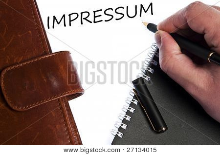 Impressum mies käsin