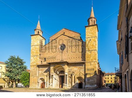 Fidenza,italy - September 25,2018 - View At The Facade Cathedral Of Saint Domnius (san Donnino)in Fi
