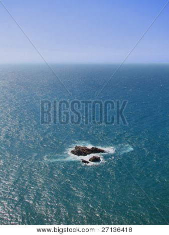 rocce isolate nell'Oceano Atlantico