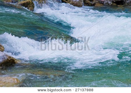 fiume selvaggio alpino in austria