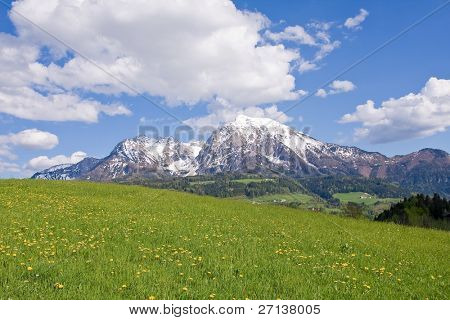 Alpine Landschaft im Frühling