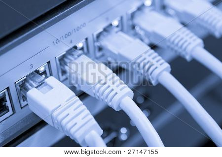 síťových kabelů RJ45 připojeny k přepínači