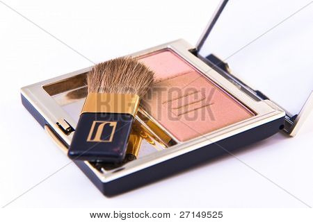 blush com pincel isolado