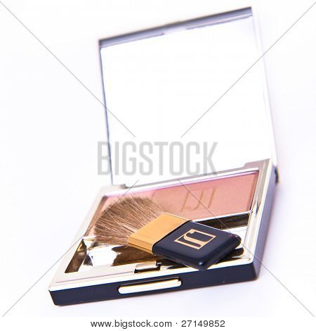 blush com pincel isolado
