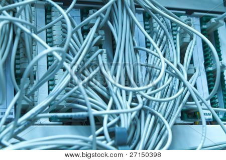 geçiş yapmak için bağlı ethernet kabloları labirent