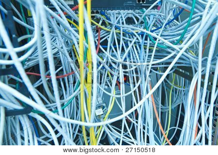 geçiş yapmak için bağlı ethernet kabloları labirent