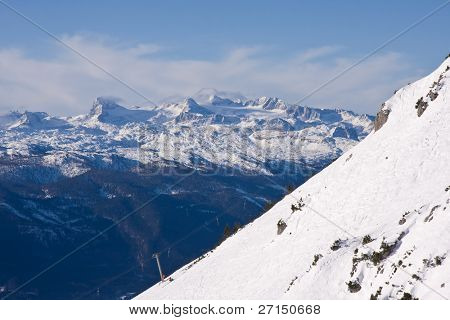 en ski chairlift i alpine resort