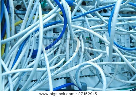 geçiş yapmak için bağlı ethernet kabloları labirent