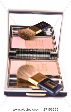 blush com pincel isolado