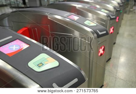 Singapore - November 17, 2018: Mrt Singapore Subway Ticketing Gate. Mrt Is A Rapid Transit System Fo