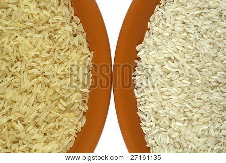 Riz blanc et jaune (étuvé) dans deux assiettes en céramique, isolé on white