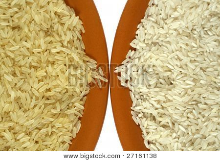 흰색과 노란색 두 세라믹 접시 흰색 절연 (반 숙된) 쌀