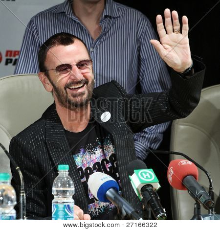 KIEV, Ucrania - 3 de junio: Ringo Starr durante su gira de conciertos en Kiev, Ucrania en 03 de junio de 2011.